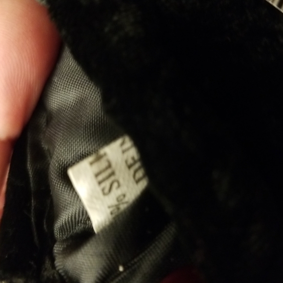 $5 ITEM. Small velvet bag with beads. MUST BUNDLE WITH OTHER ITEMS - Picture 10 of 10